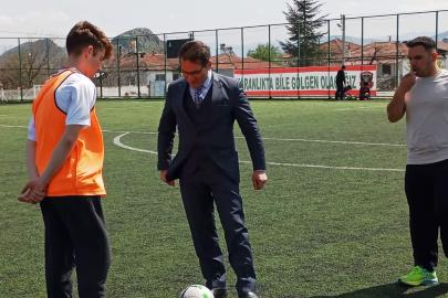 TURHAL’DA LİSELER ARASI FUTBOL TURNUVASI BAŞLADI: GENÇ YETENEKLER SAHADA!