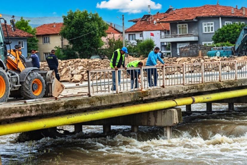"Turhal'da Taşkın Tedbiri: Köprü Yanlarına Su Kanalı Açılıyor"