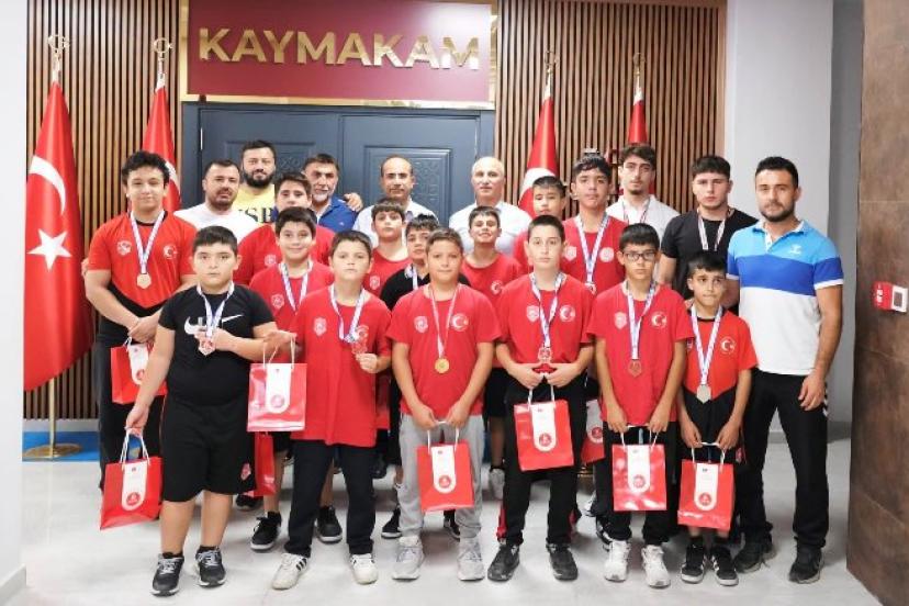 Kaymakam Tepeli’den Güreş Takımı’na Ödül